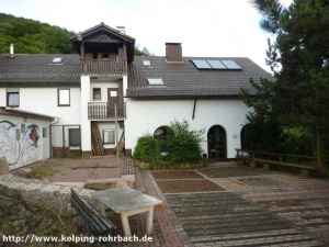 Rückseite Haus 1 mit Durchgang zum Speisesaal